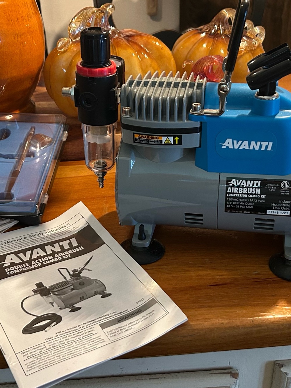 Avanti Double Action Airbrush with compressor. Like New